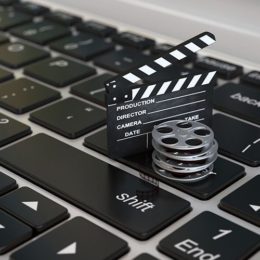 Tastatur mit Filmrolle und Filmklappe