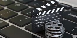 Tastatur mit Filmrolle und Filmklappe