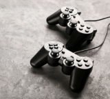 Zwei Playstation Controller auf grauem Untergrund