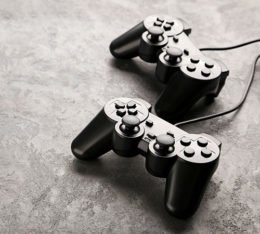 Zwei Playstation Controller auf grauem Untergrund