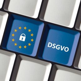 DSGVO und EU-Sterne auf blauen Tasten