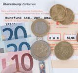 Geld auf Überweisungszettel für die GEZ Gebühr