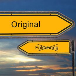 Straßenschild "Original" zeigt nach Rechts, Straßenschild "Fälschung" ist durchgestrichen und zeigt nach links