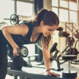 Frau im Fitnessstudio mit Hantel