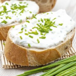 Brot mit Frischäse bestrichen und Schnittlauch