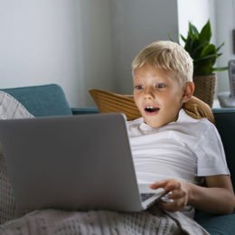 Kind schaut Videos auf dem Laptop