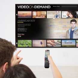 Pärchen möchte sich einen Film über eine Streaming-Plattform anschauen