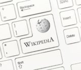 weiße Tastatur mit Wikipedia-Logo auf der Enter-Taste