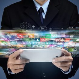 Mann hält Smartphone mit Icons