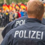 Deutsche Polizisten überwachen eine Demonstration