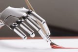 Roboterhand malt mit Pinsel