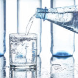 Wasserglas wird mit Wasser aufgefüllt
