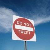 Straßenschild: Do not tweet