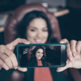 Frau macht Selfie mit Smartphone