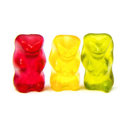 Gummibärchen vor weißem Hintergrund