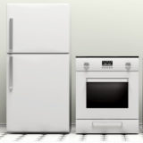 Kühlschrank und Elektroherd vor weißem Hintergrund