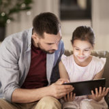 Vater und Tochter mit Tablet