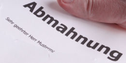 Abmahnung_zwei_Daumen_250px