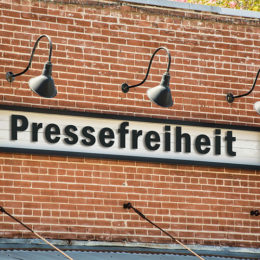 weißes Schild mit Pressefreiheit Slogan