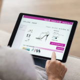 Schuhe Online Shopping auf Tablet