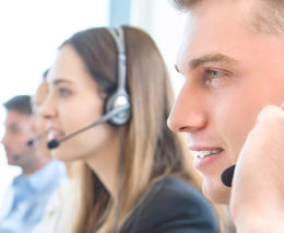 Callcenter-Mitarbeiter sind im Telefongespräch mit Kunden