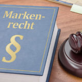 Gesetzbuch mit Richterhammer - Markenrecht