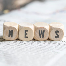 News Logo auf Zeitschrift