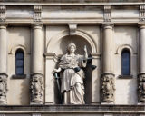 Statue von Justitia an einem Gerichtsgebäude