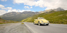 VW Käfer vor Berglandschaft