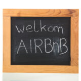 Schild, auf dem "Welkom AirBnB" steht