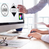 Designerteam erstellt Logo mittels einer Software auf einem Computer