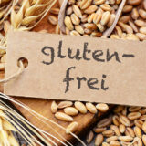 Schild "glutenfrei" auf Weizenkörnern