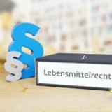 Fotolia_266608651: Ordner mit der Beschriftung "Lebensmittelrecht. Daneben zwei Paragrahpen in grau und blau