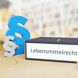 Fotolia_266608651: Ordner mit der Beschriftung "Lebensmittelrecht. Daneben zwei Paragrahpen in grau und blau