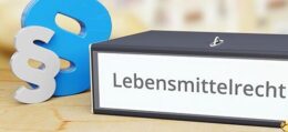 Fotolia_266608651: Ordner mit der Beschriftung "Lebensmittelrecht. Daneben zwei Paragrahpen in grau und blau