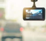 Fotolia_215726955: Dashcam, die den Verkehr aufzeichnet