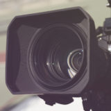 Nahaufnahme von Objektiv einer Videokamera