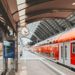 leerer Bahnsteig mit Uhr
