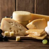Holzplatte mit verschiedenen Arten von Käse