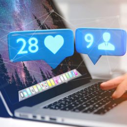 Fotolia_207614571: Blaue Icons mit den Anzahlen der Likes und Freundschaftsanfragen