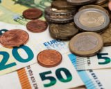 Geld Münzen und Scheine