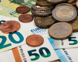 Geld Münzen und Scheine