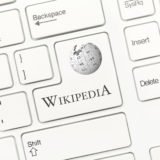 Tastatur mit Logo der Online-Enzyklopädie Wikipedia