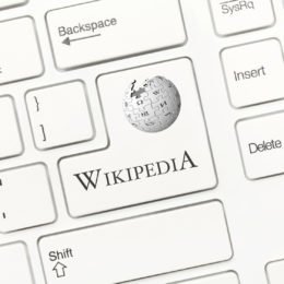 Tastatur mit Logo der Online-Enzyklopädie Wikipedia