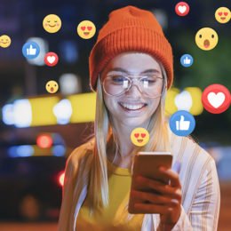 Influencerin mit Smartphone