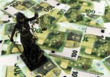 AdobeStock_294317979: Schwarzgoldene Justitia auf Einhundert Euro Scheinen