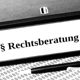 Ordner zur Rechtsberatung mit Stift im Vordergrund