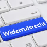 Tastatur mit blauer Taste auf der Widerrufsrecht geschrieben steht