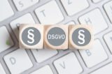 Würfel mit der Aufschrift DSGVO auf einer Tastatur