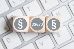 Würfel mit der Aufschrift DSGVO auf einer Tastatur